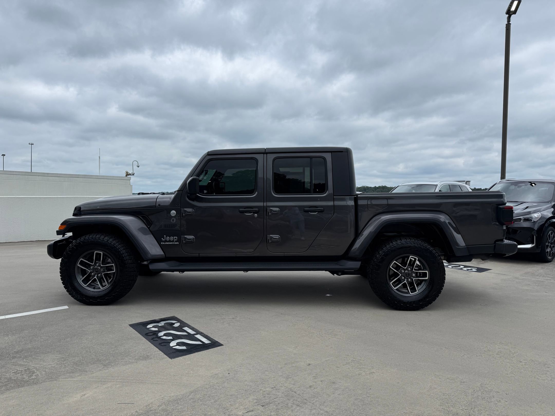 2020 Jeep Gladiator Overland photo 2