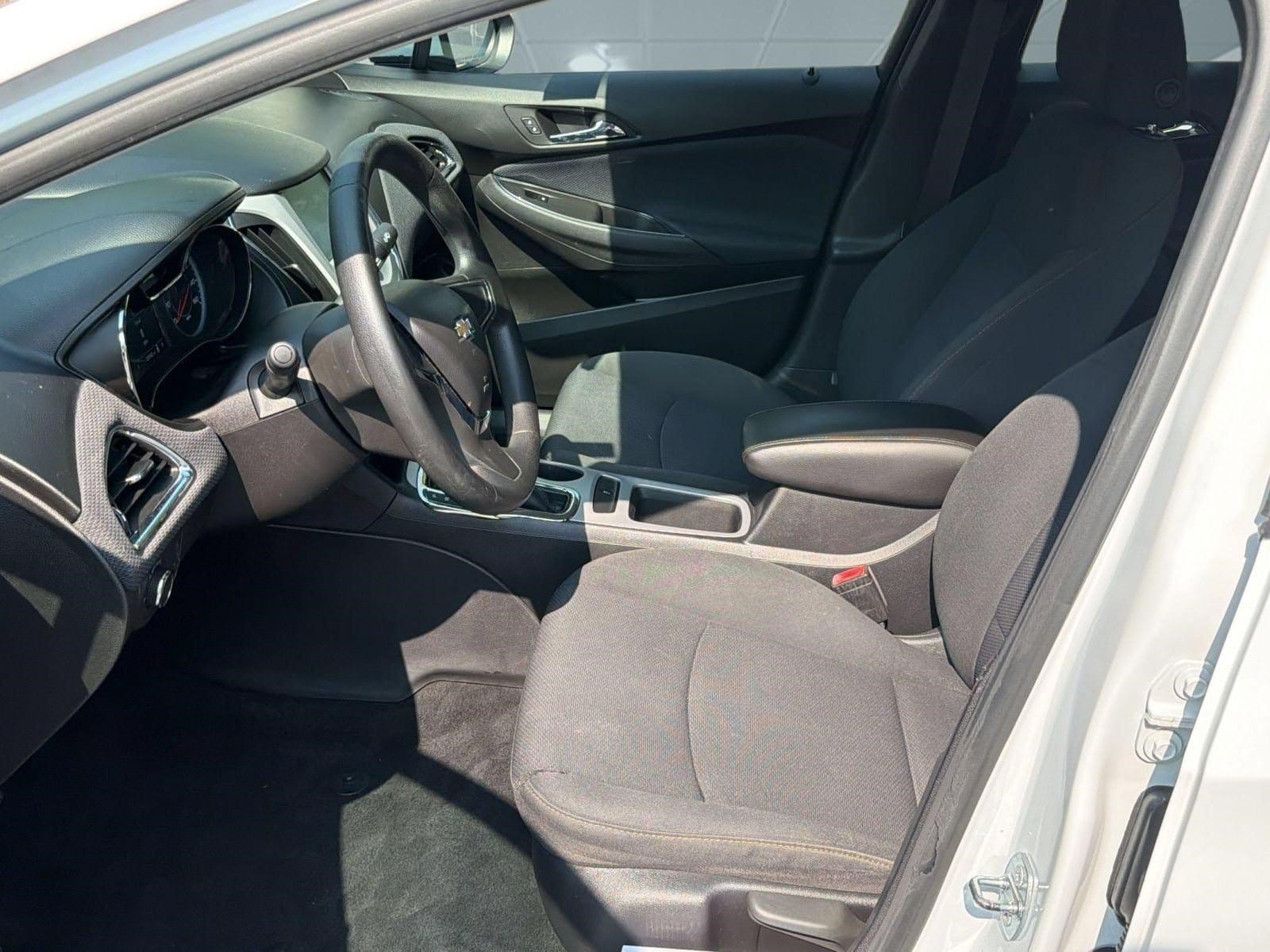 Cruze LS Auto Sedan