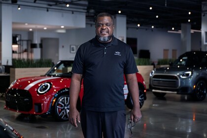 Staff member Damon Carter from ID_8af148