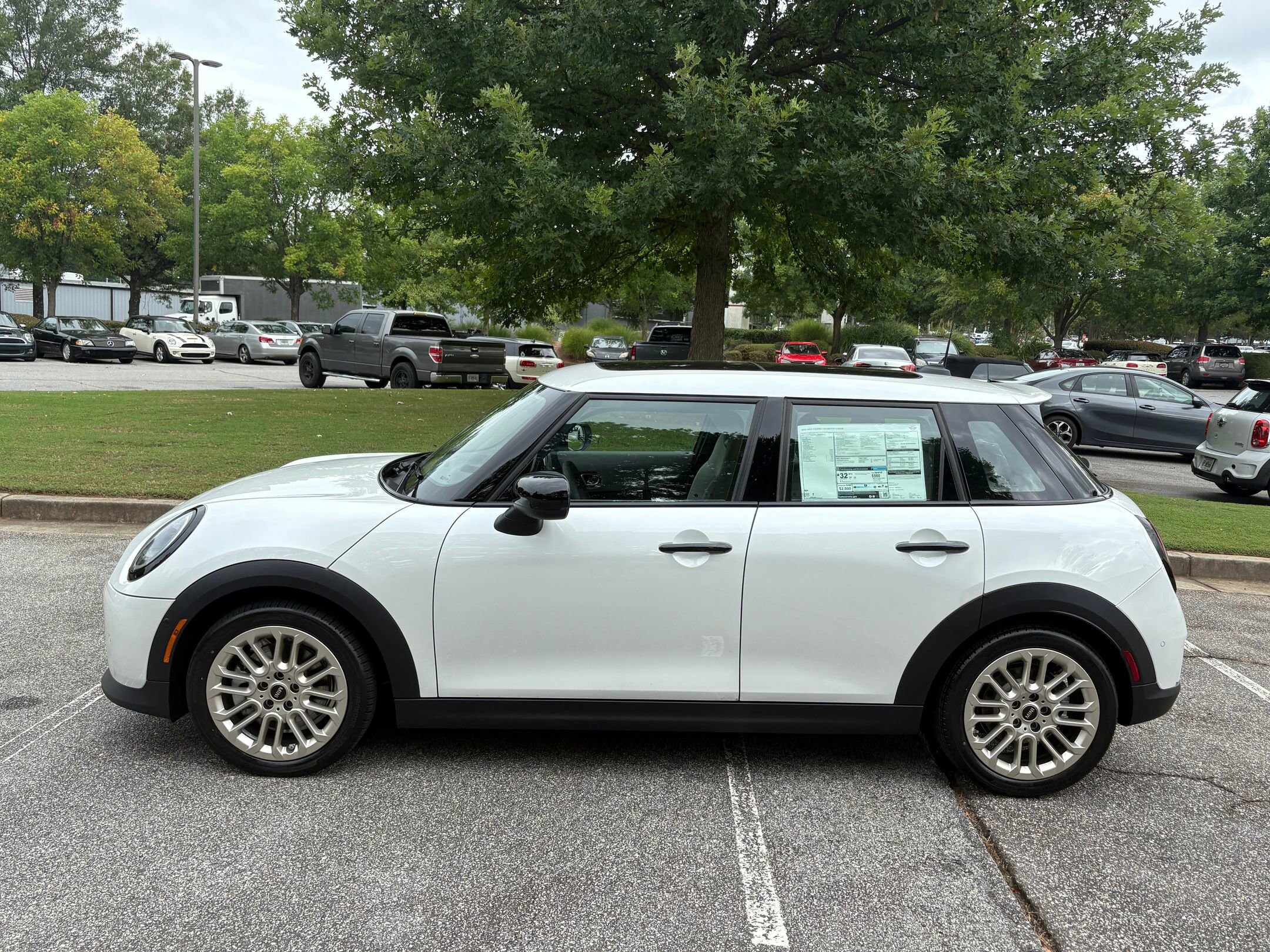 2025 Mini Cooper 4 Door Hardtop Signature photo 2