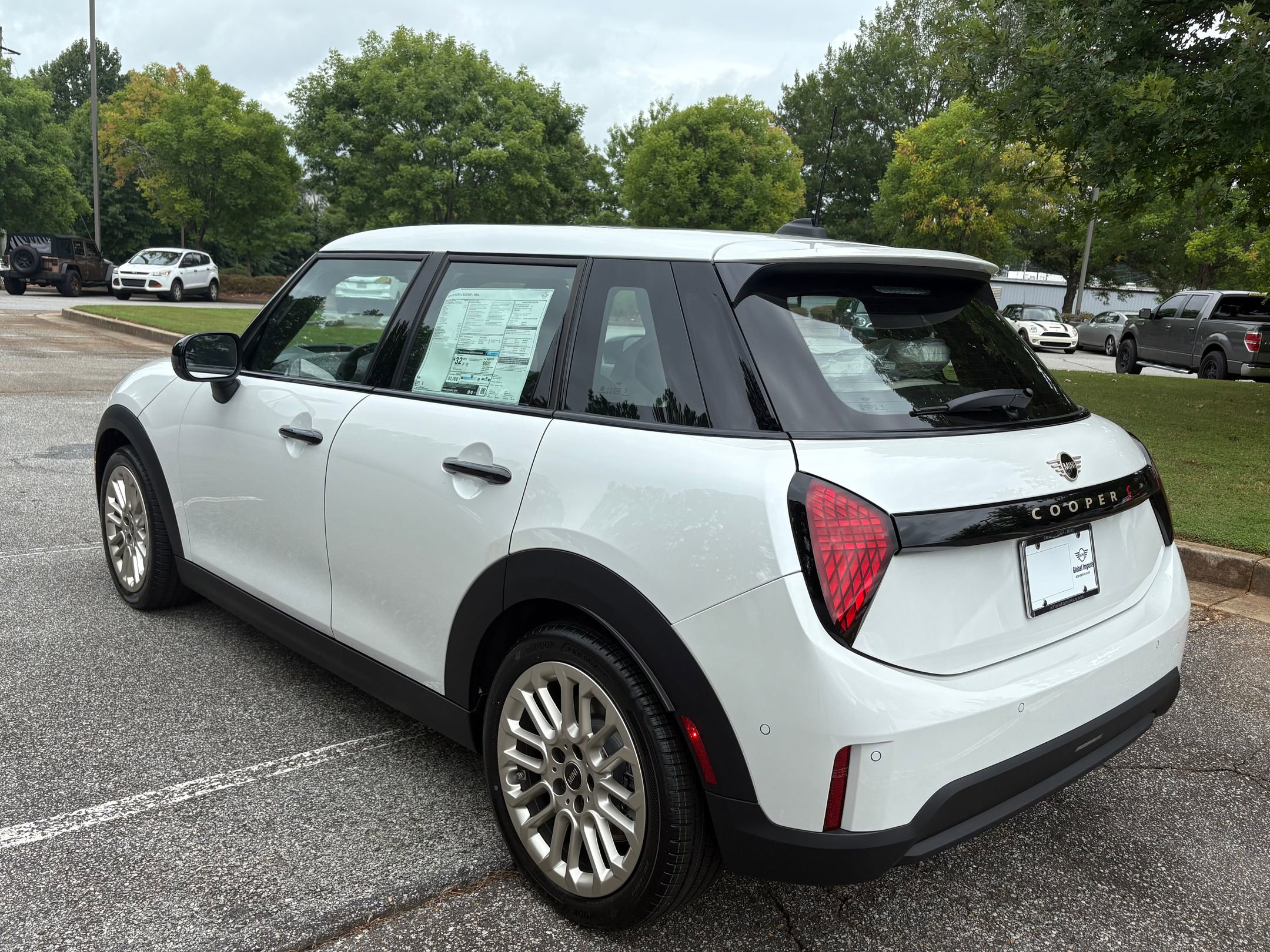 2025 Mini Cooper 4 Door Hardtop Signature photo 3