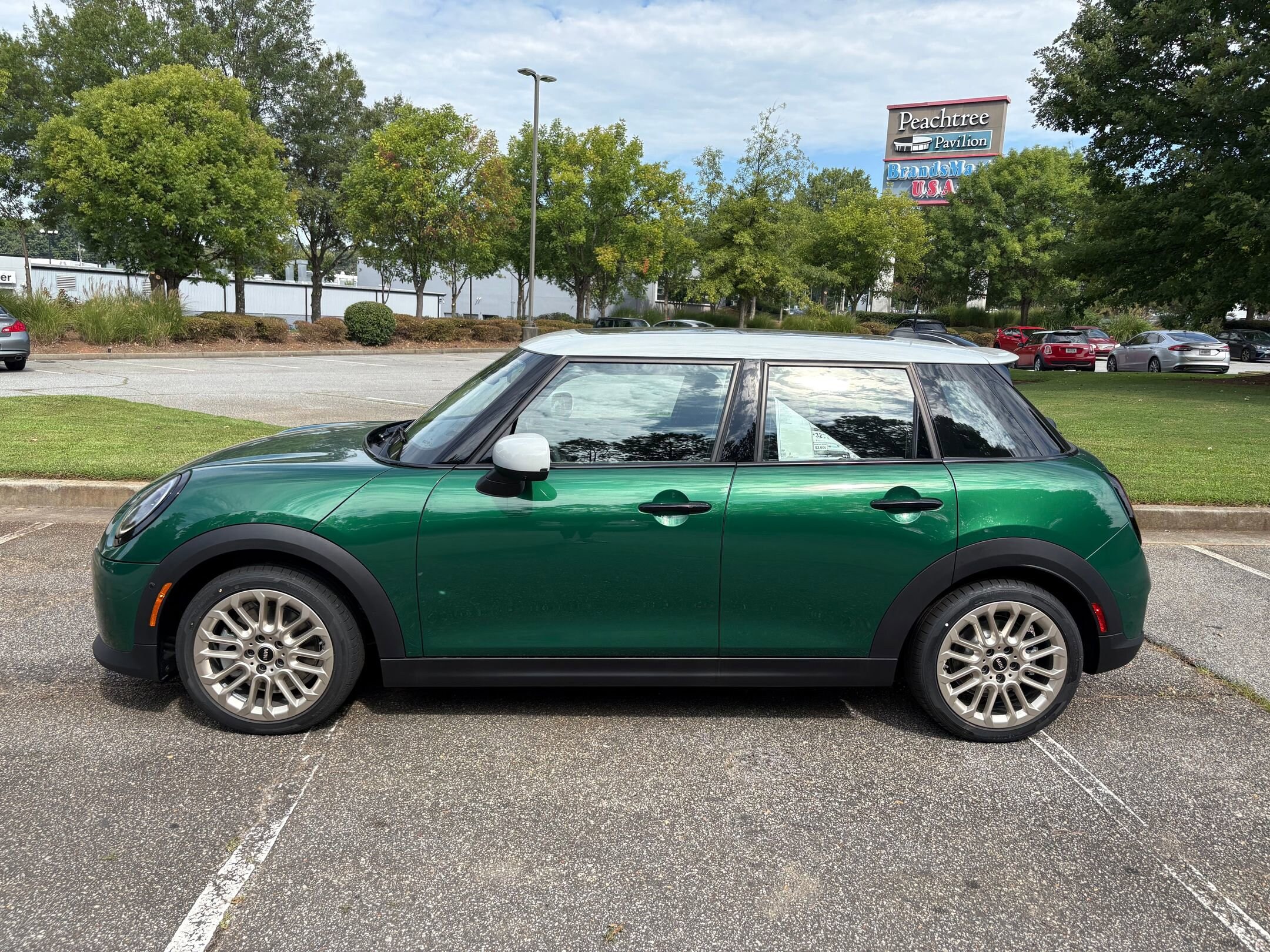 2025 Mini Cooper 4 Door Hardtop Iconic photo 2