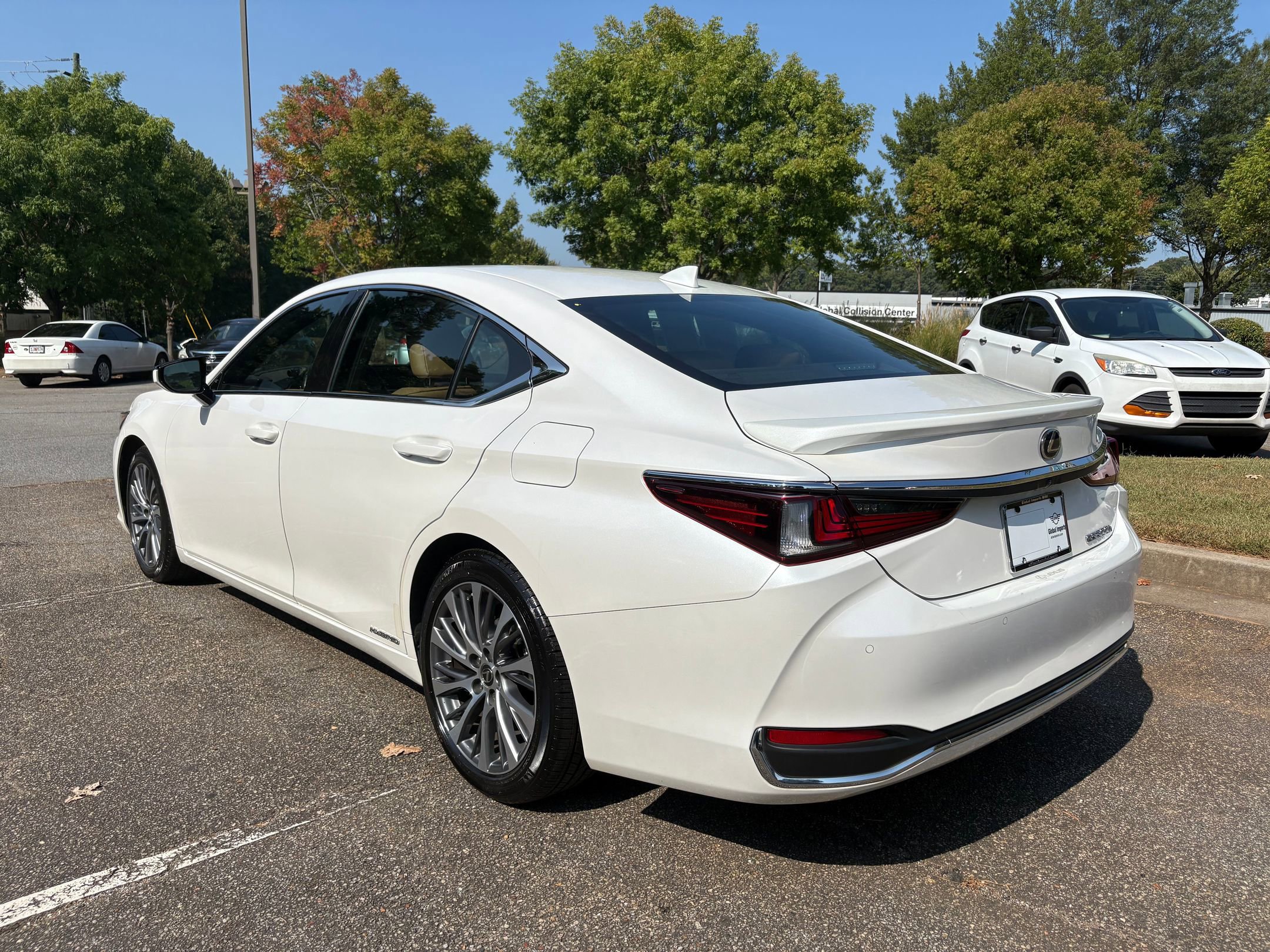 2020 Lexus ES 300h photo 3