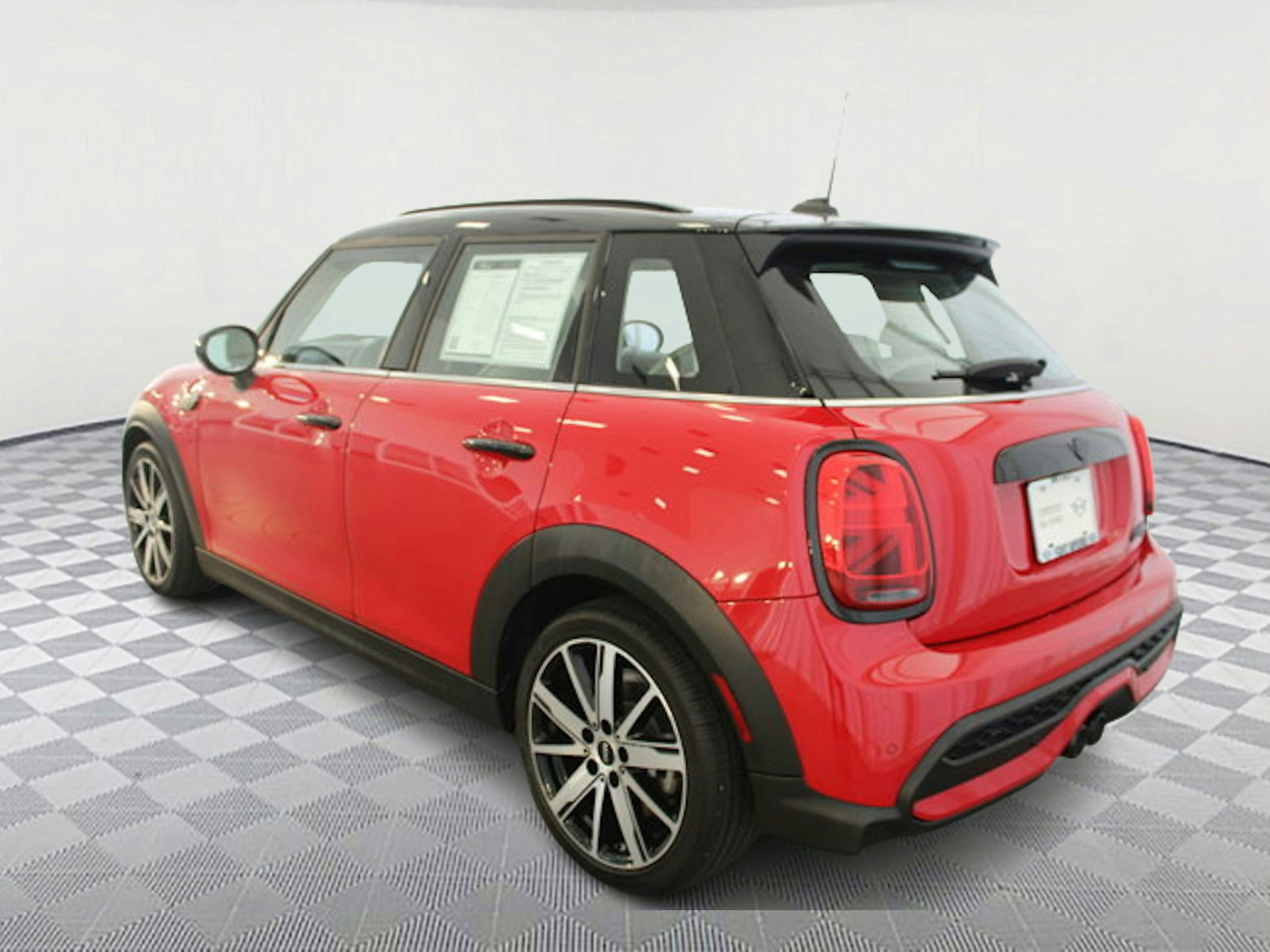 2024 Mini Cooper 4 Door Hardtop S Iconic photo 3