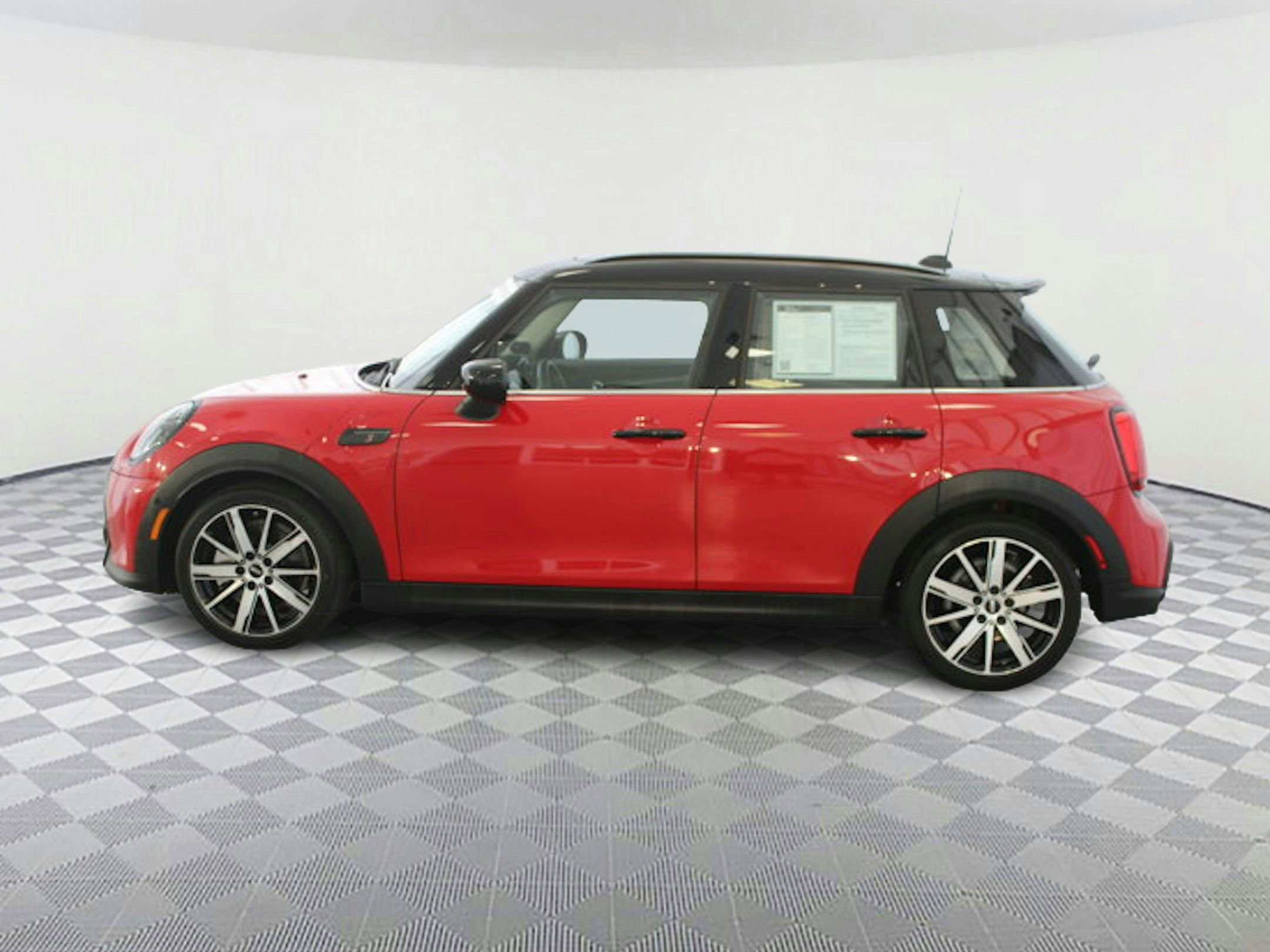2024 Mini Cooper 4 Door Hardtop S Iconic photo 2