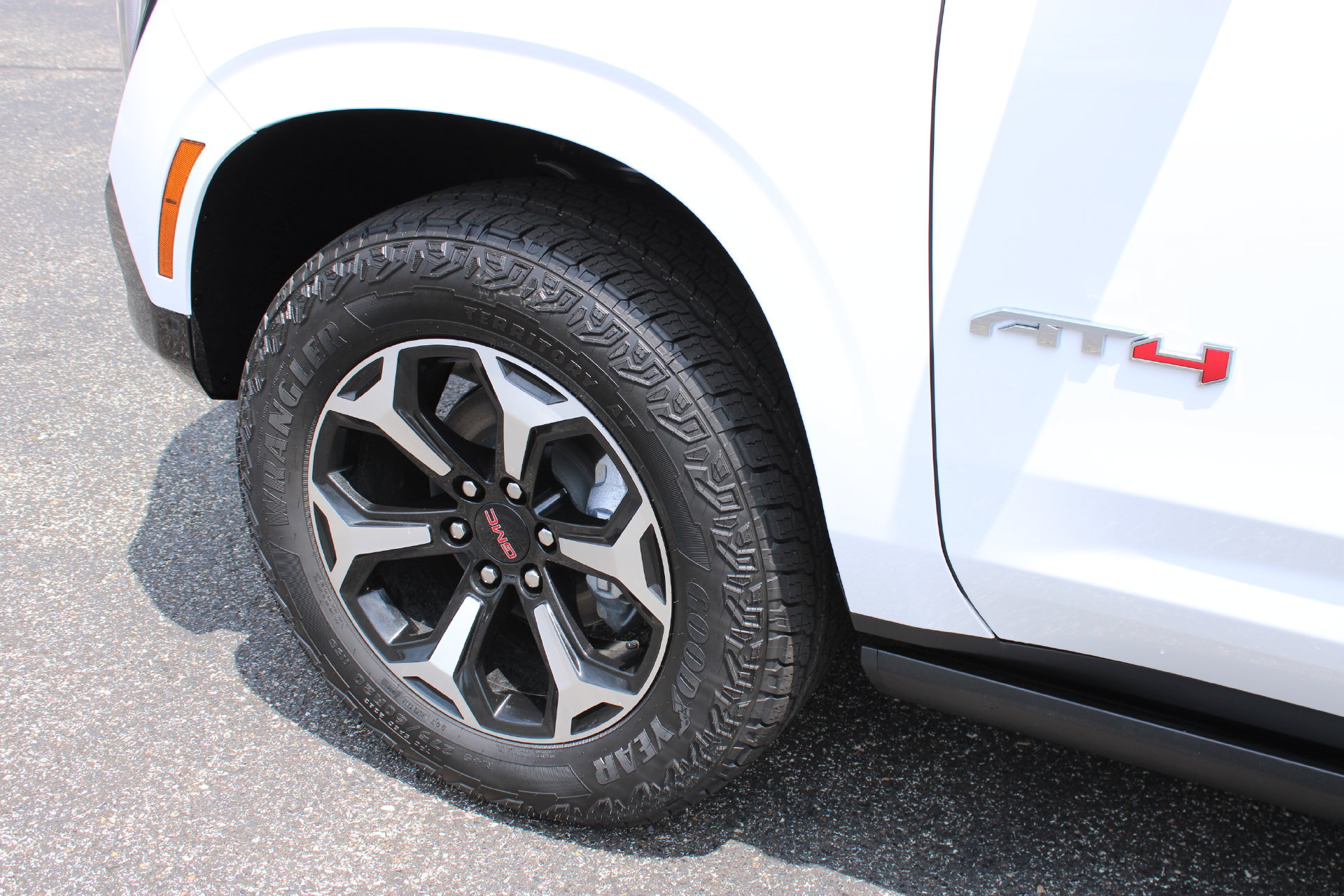2026 GMC Yukon AT4 - Photo 13