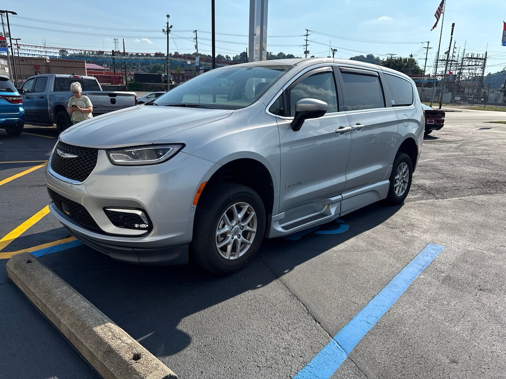 Used 2023 Chrysler Pacifica Touring L Minivan/Van