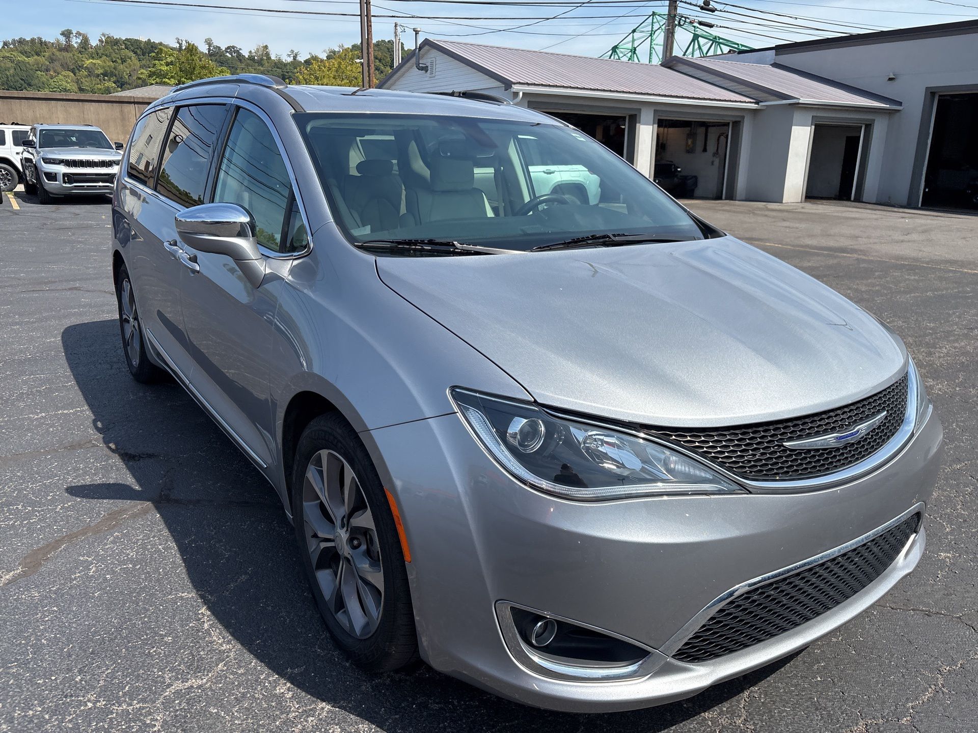 2020 Chrysler Pacifica Limited photo 3