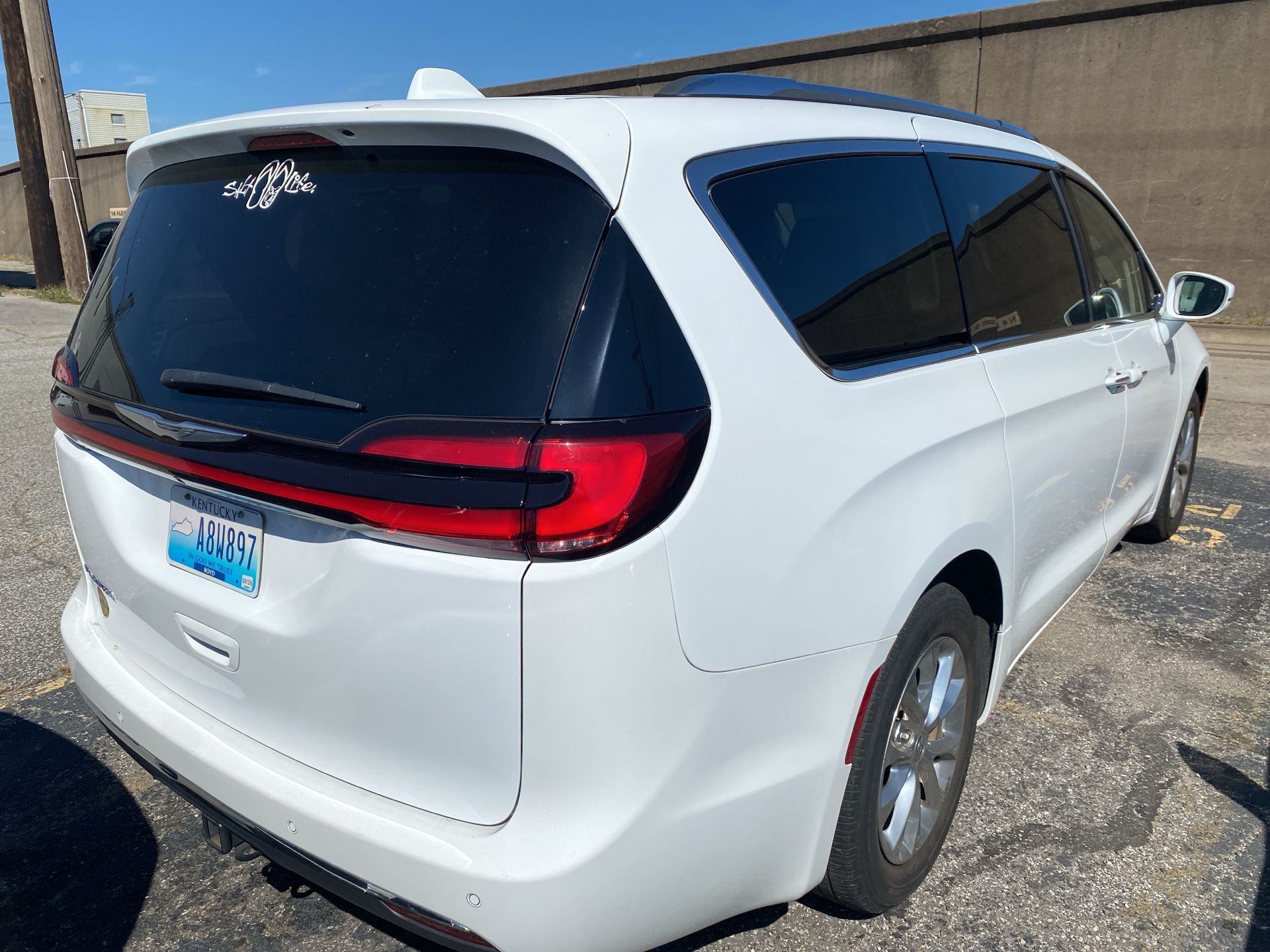 2021 Chrysler Pacifica Touring L photo 2