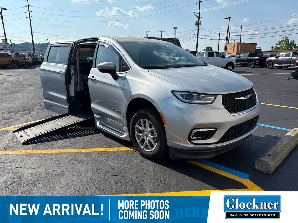 Used 2023 Chrysler Pacifica Touring L Minivan/Van
