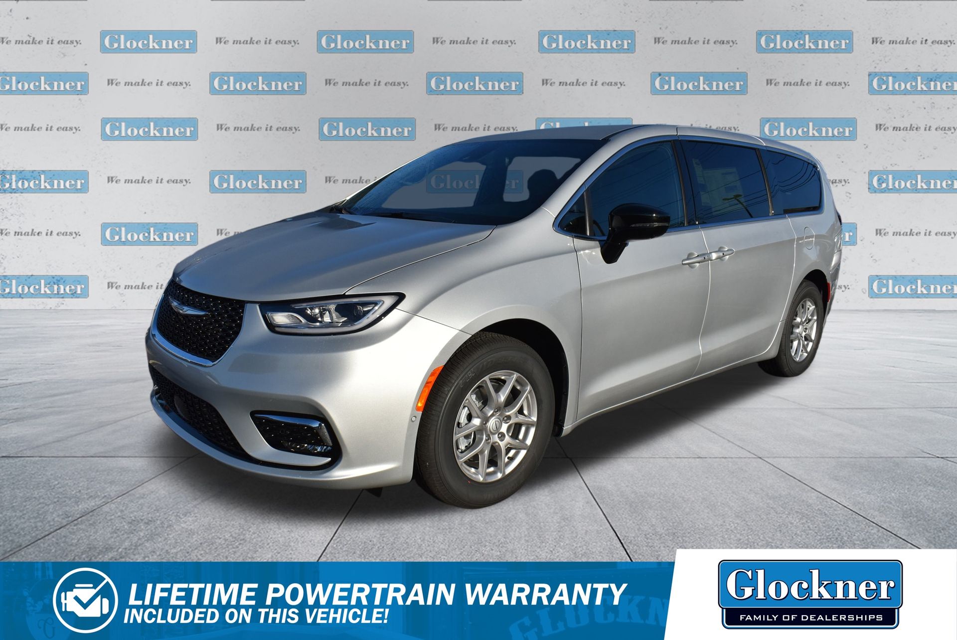 2026 Chrysler Pacifica Select's photo