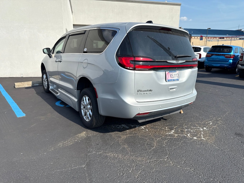 Used 2023 Chrysler Pacifica Touring L Minivan/Van