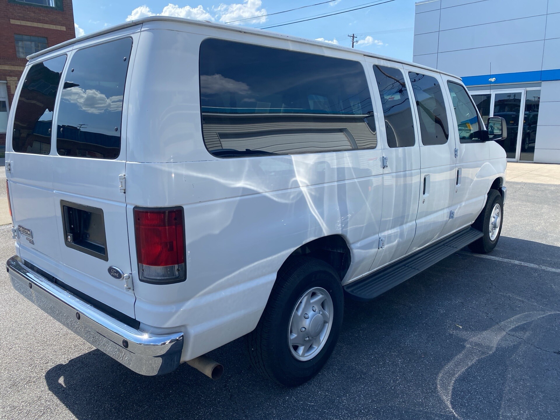 Used 2008 Ford E-Series Econoline Wagon XLT with VIN 1FBNE31L98DA81820 for sale in Ironton, OH