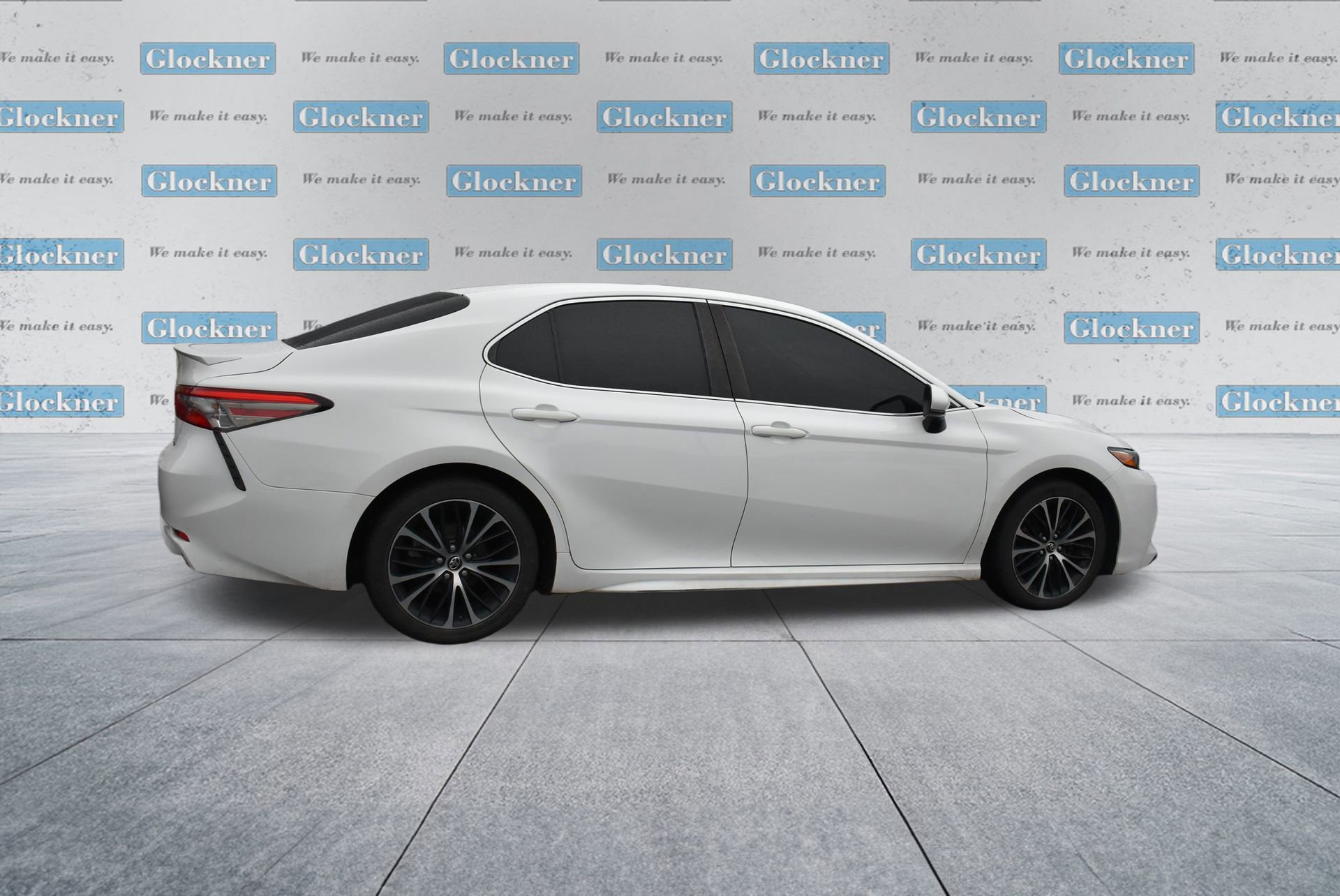 2018 Toyota Camry LE photo 3