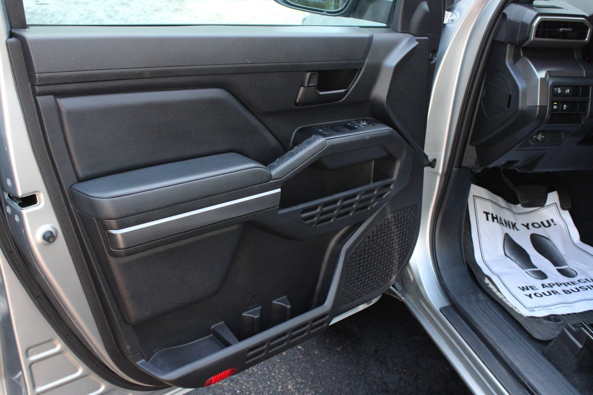 2025 Toyota Tacoma SR5 - Photo 13