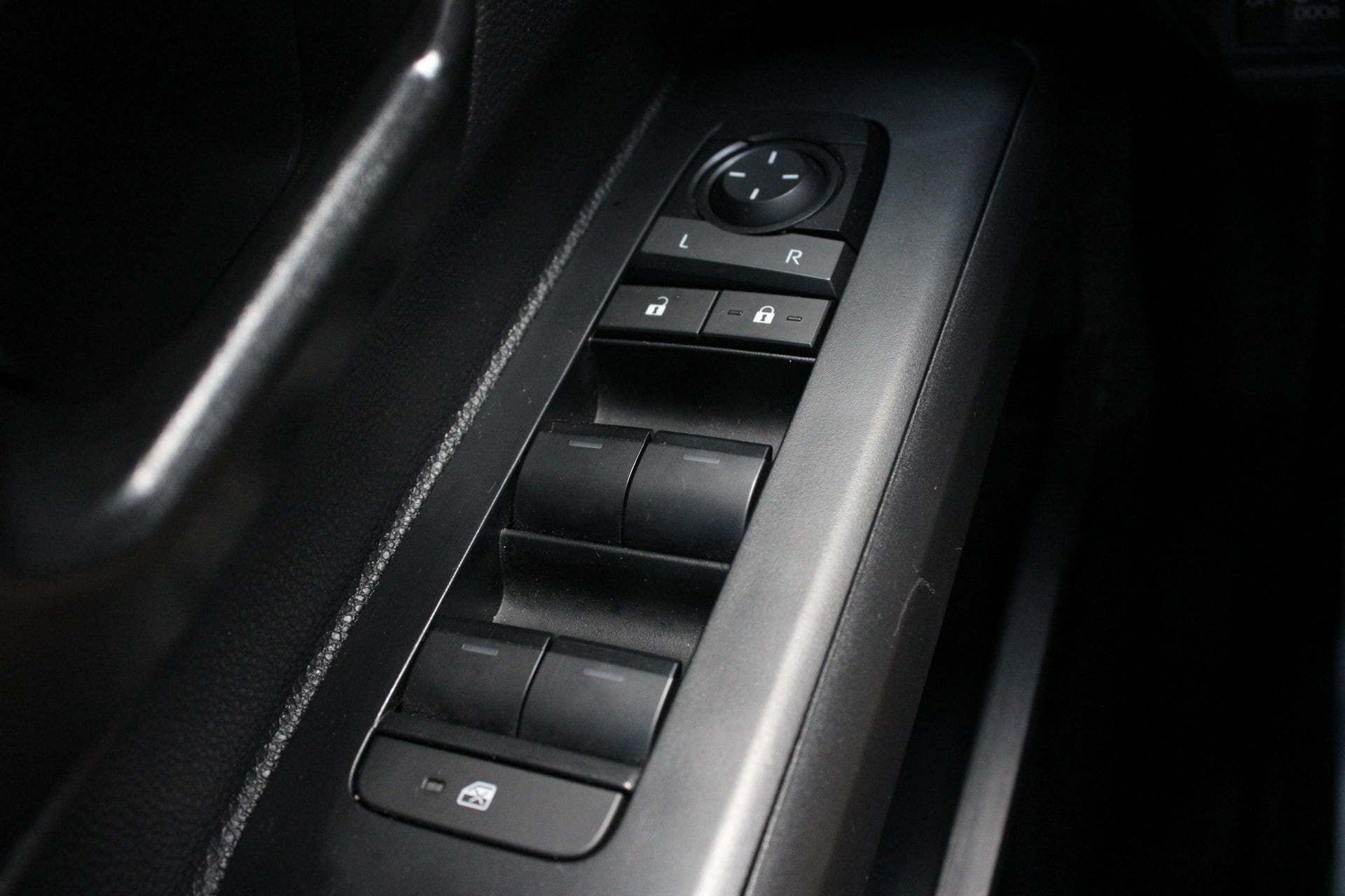 2025 Toyota Tacoma SR5 - Photo 23