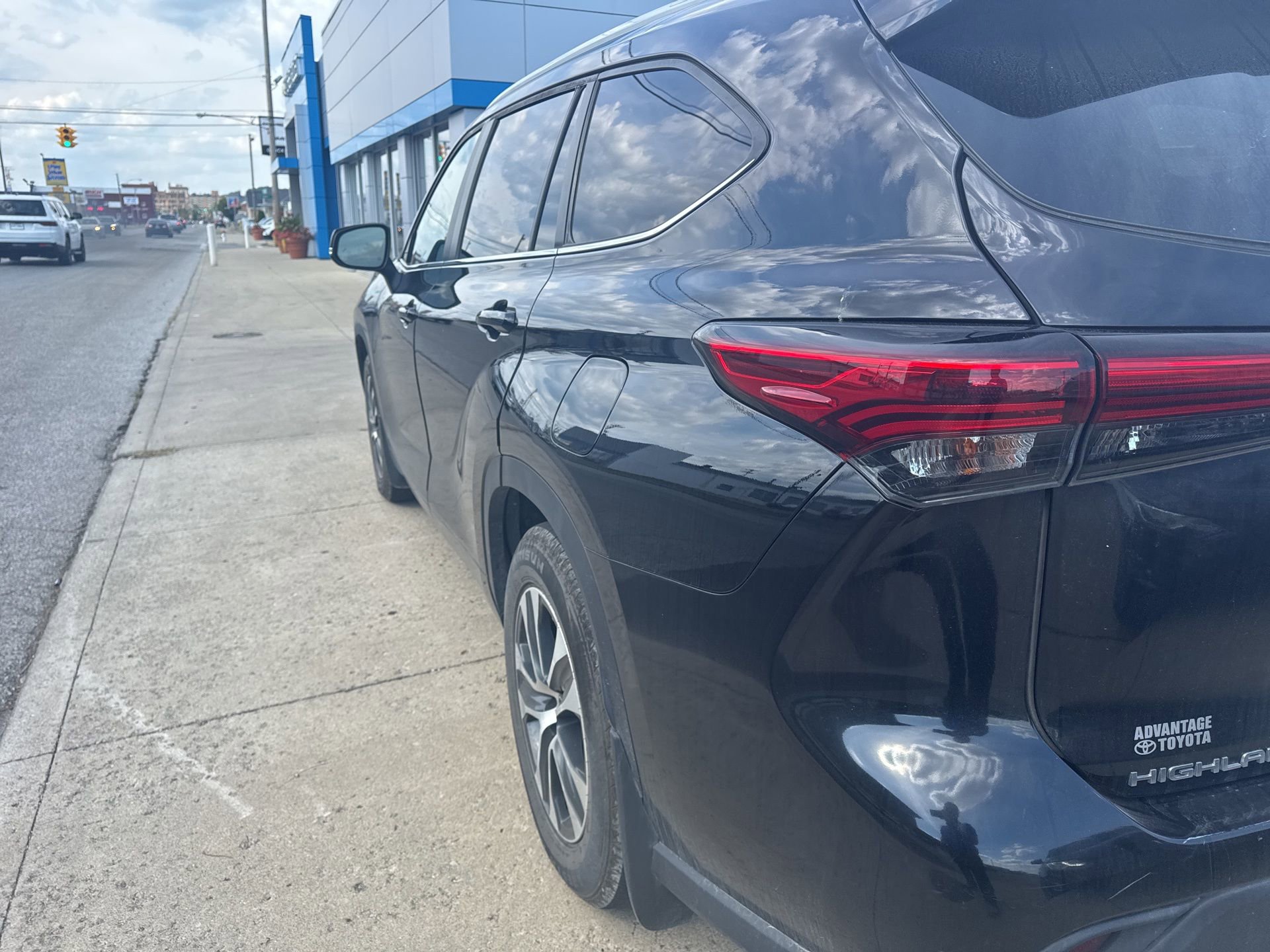 2023 Toyota Highlander L photo 2