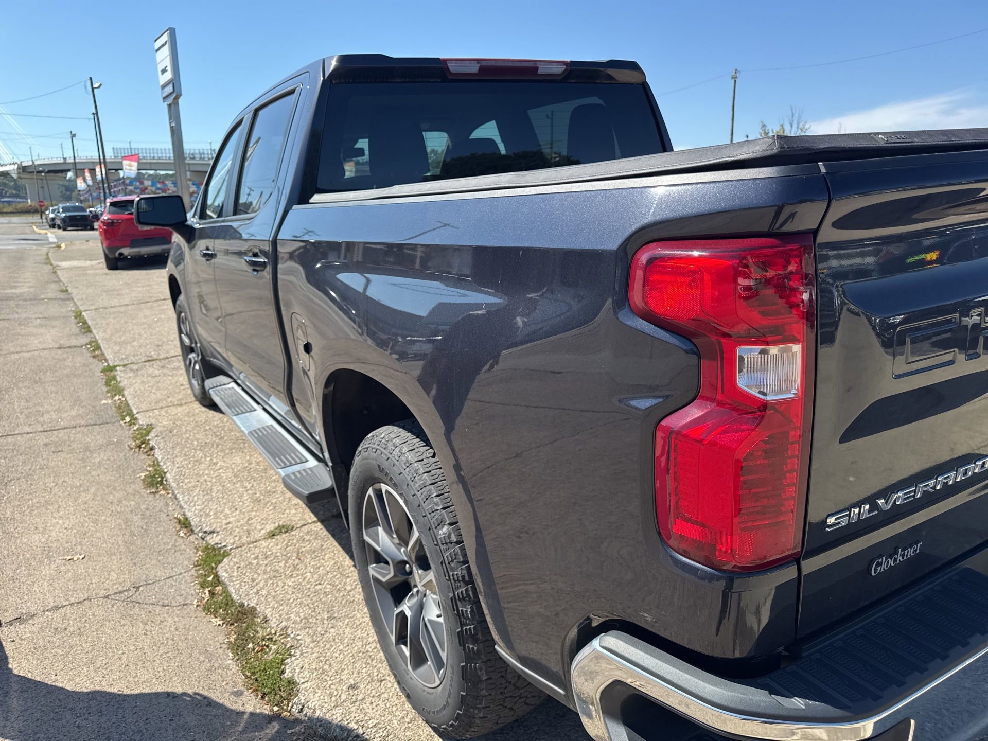 2022 Chevrolet Silverado 1500 LT photo 2