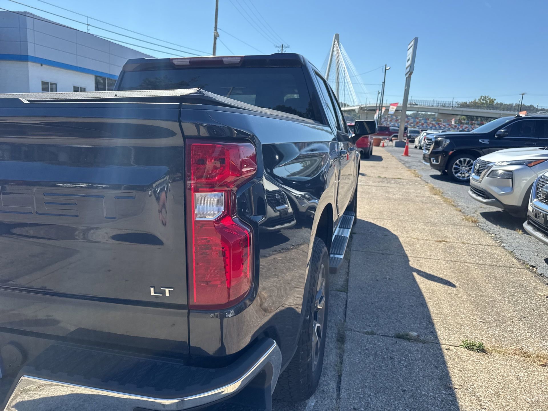 2022 Chevrolet Silverado 1500 LT photo 3
