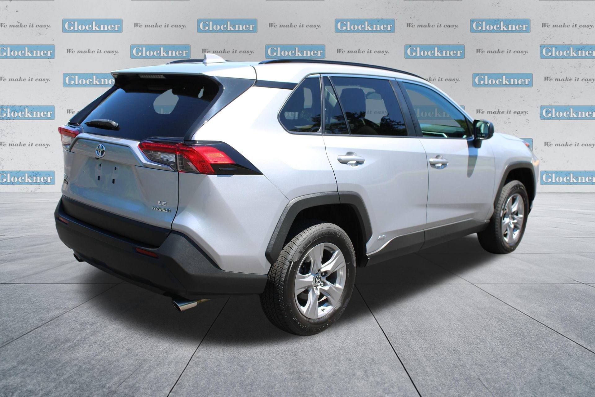 2022 Toyota RAV4 LE - Photo 6
