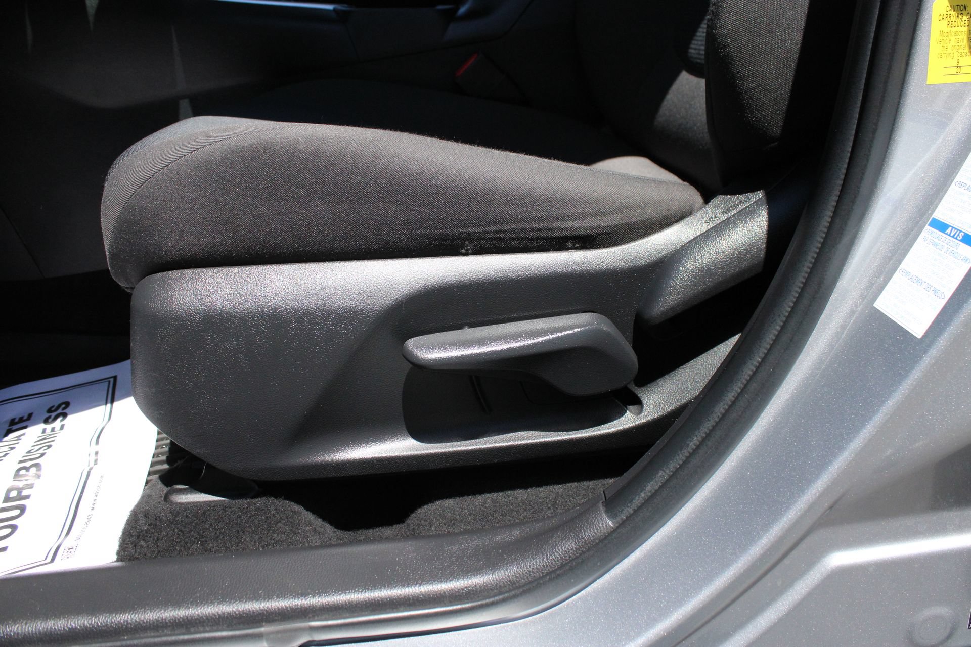 2022 Toyota RAV4 LE - Photo 13