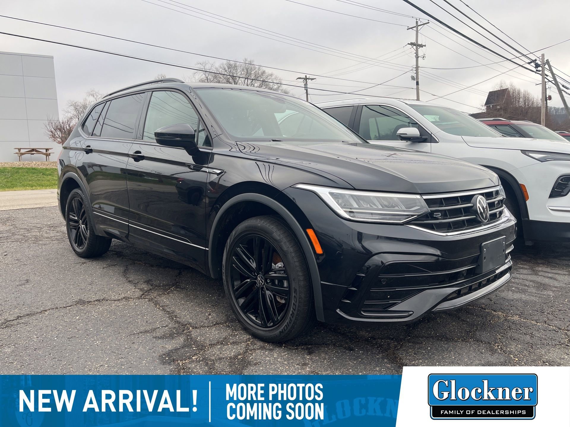 2022 Volkswagen Tiguan SE R-LINE BLACK's photo