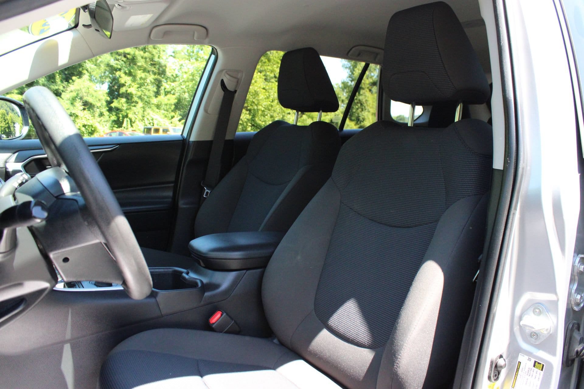 2022 Toyota RAV4 LE - Photo 14