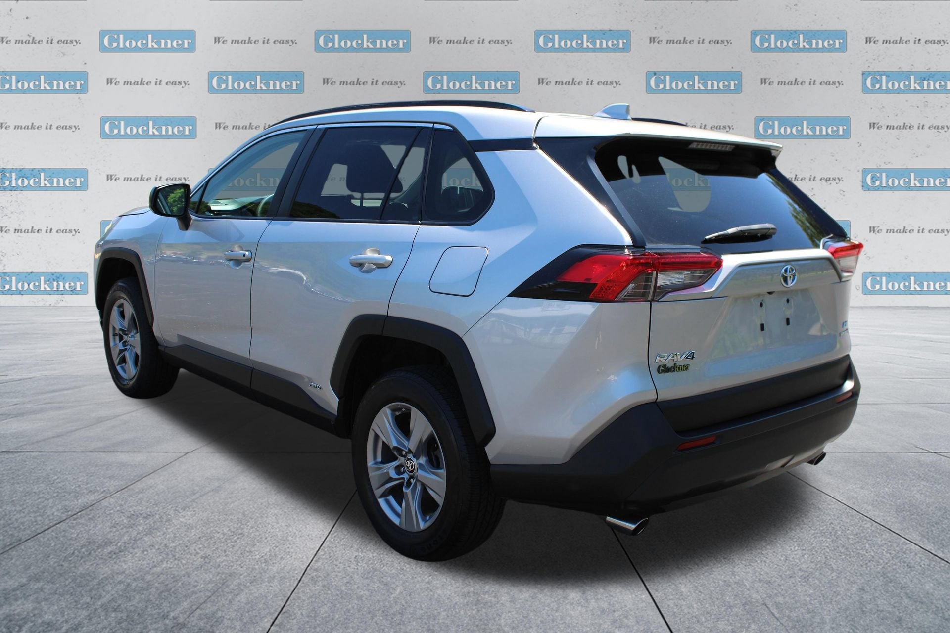 2022 Toyota RAV4 LE - Photo 8