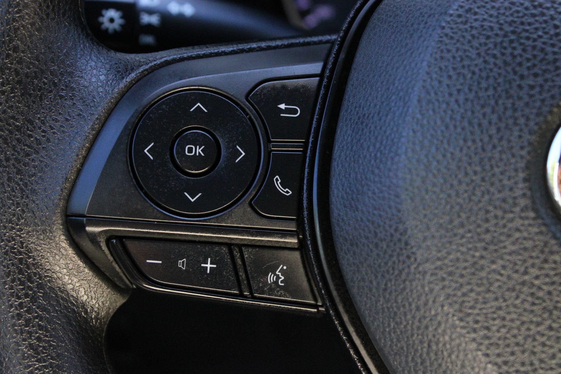 2022 Toyota RAV4 LE - Photo 25