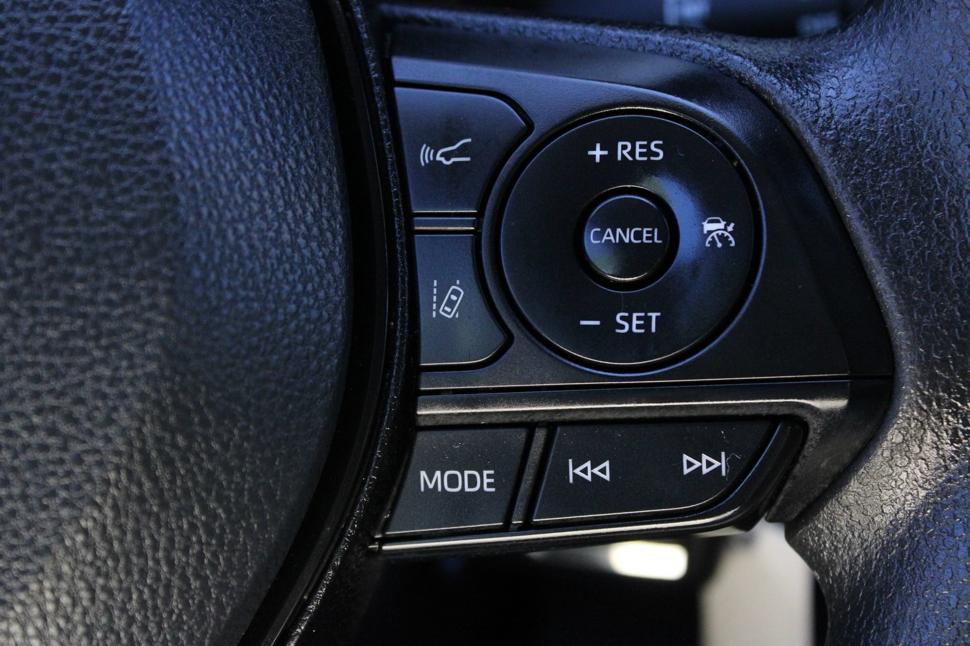 2022 Toyota RAV4 LE - Photo 26