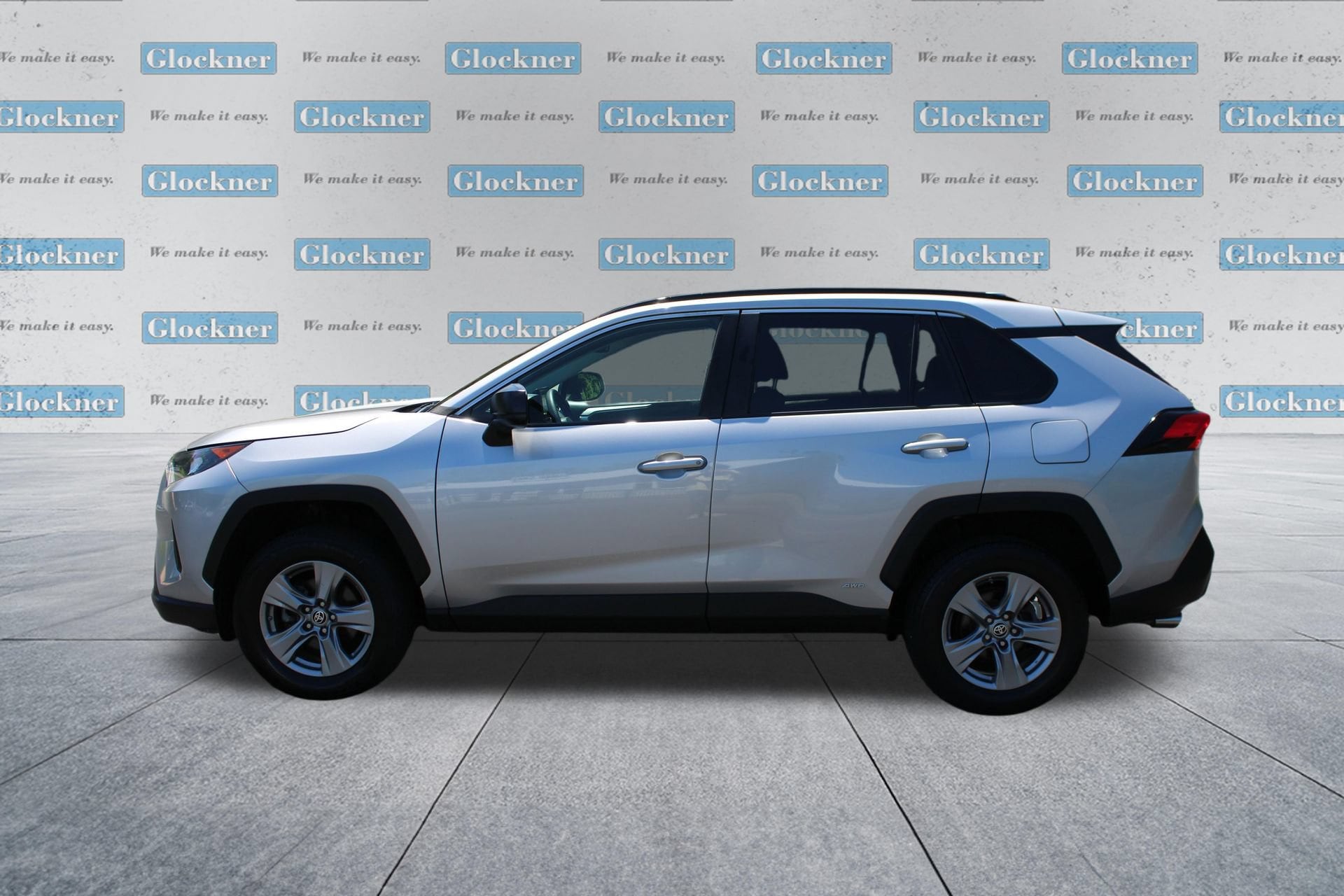 2022 Toyota RAV4 LE - Photo 10