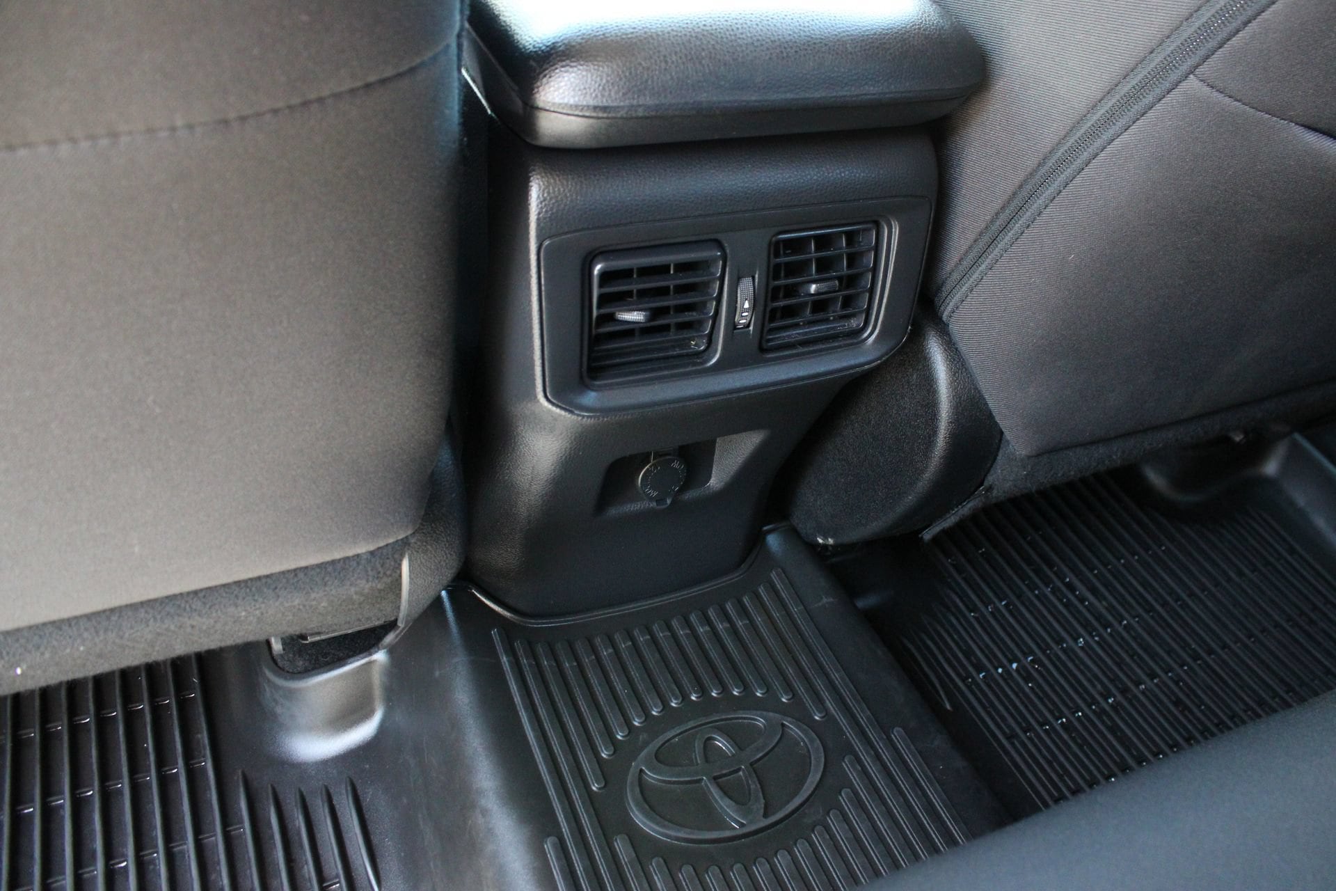 2022 Toyota RAV4 LE - Photo 19