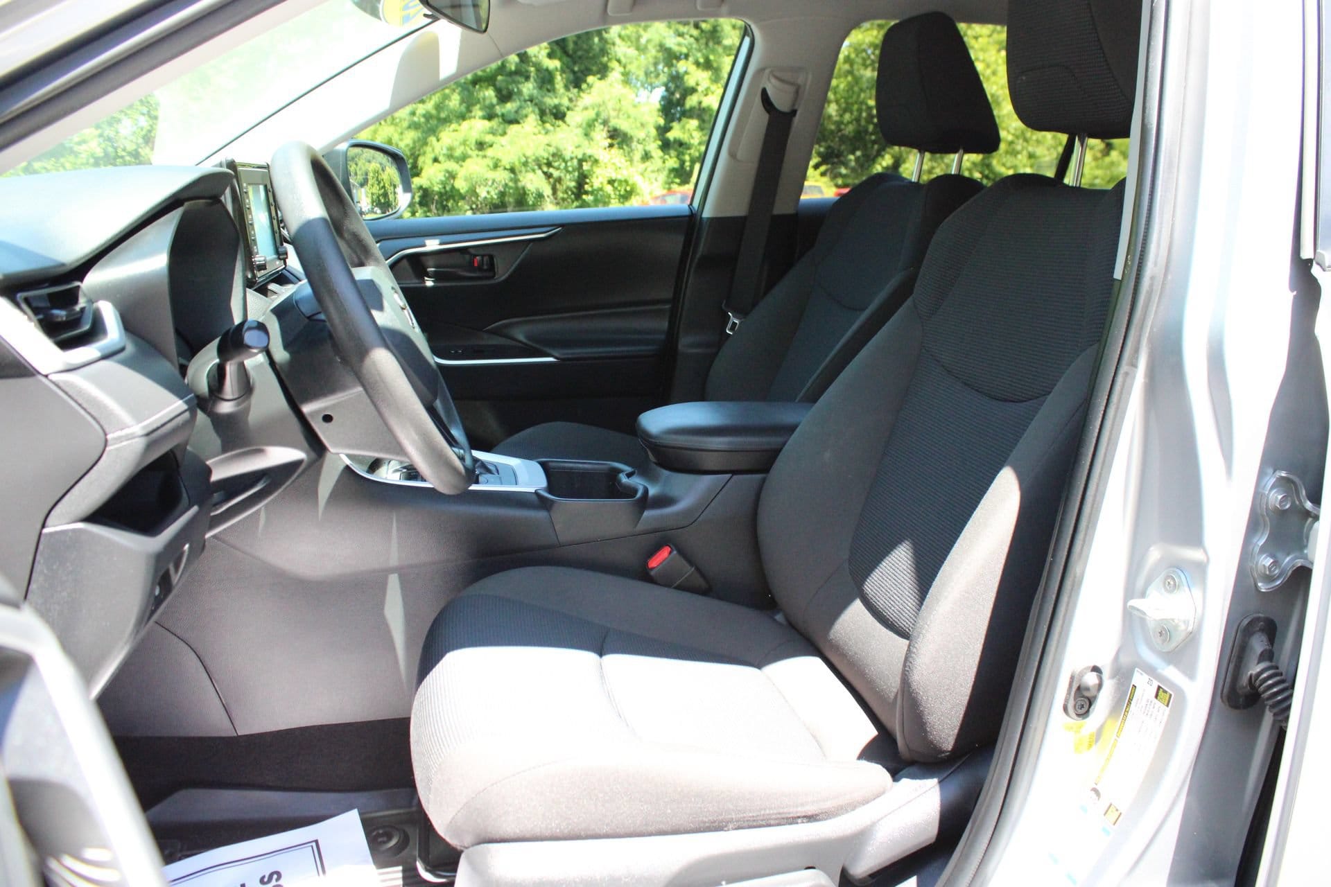 2022 Toyota RAV4 LE - Photo 15