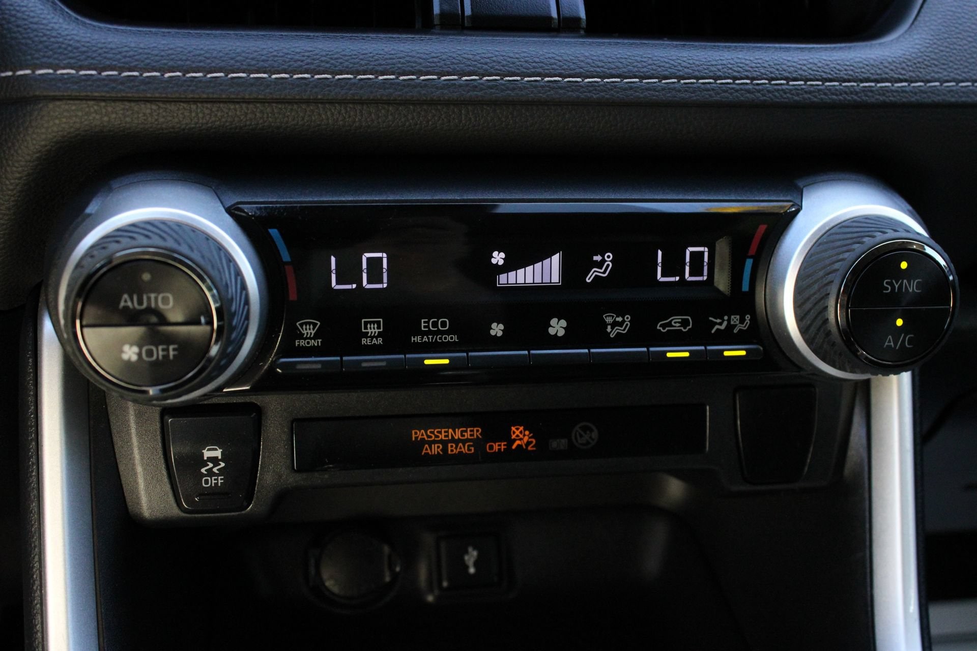 2022 Toyota RAV4 LE - Photo 36