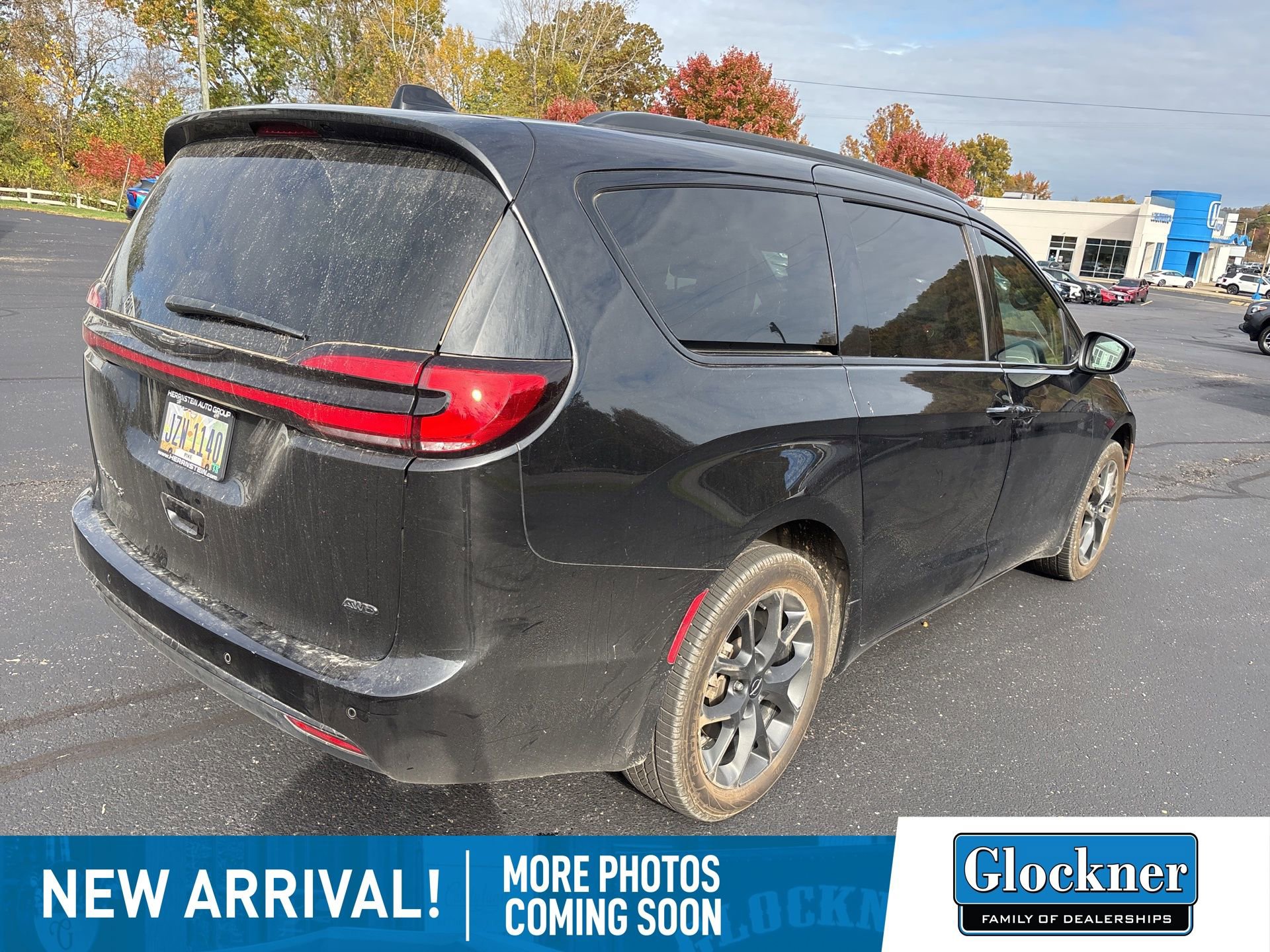 2023 Chrysler Pacifica Touring L photo 3