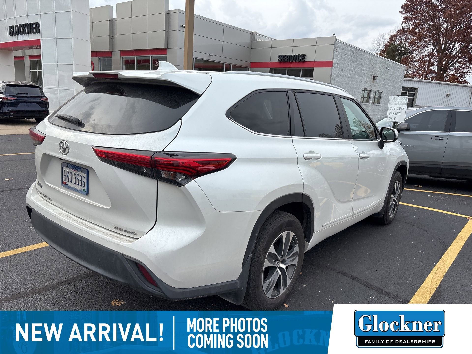 2023 Toyota Highlander L photo 3