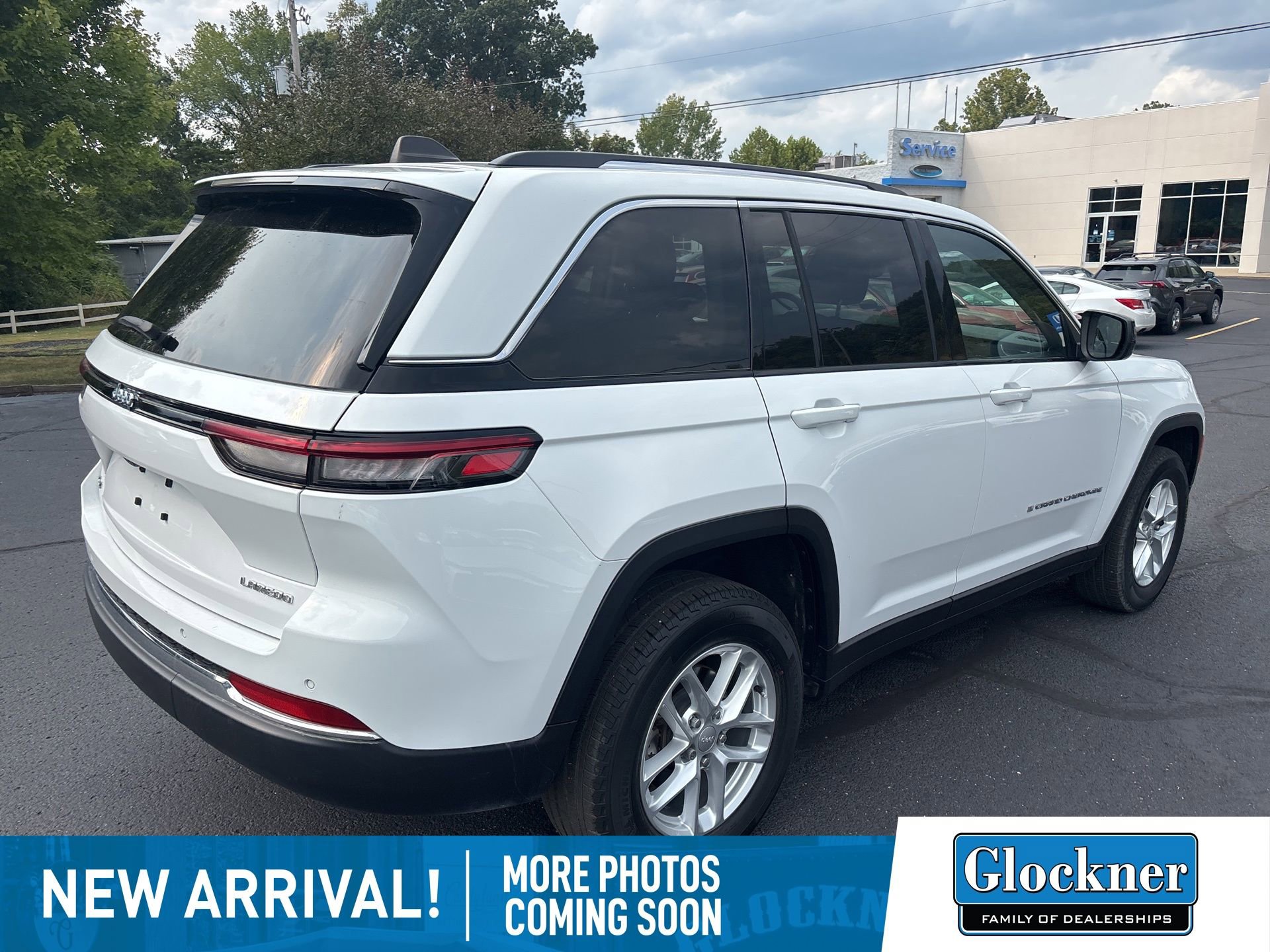 2023 Jeep Grand Cherokee Laredo photo 3