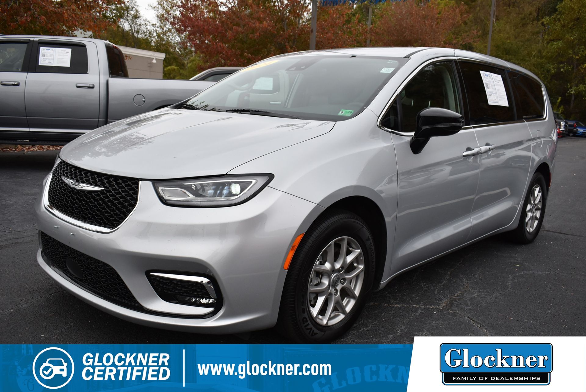 2024 Chrysler Pacifica Touring L's photo