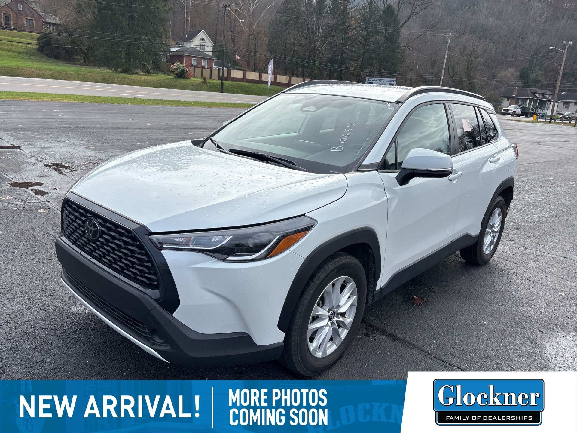 2024 Toyota Corolla Cross LE's photo