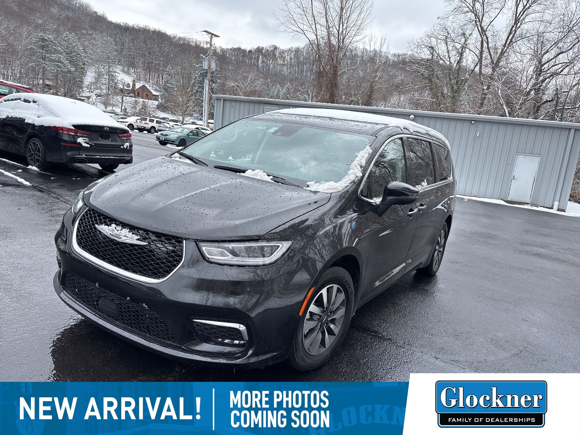 2023 Chrysler Pacifica Hybrid Touring L's photo