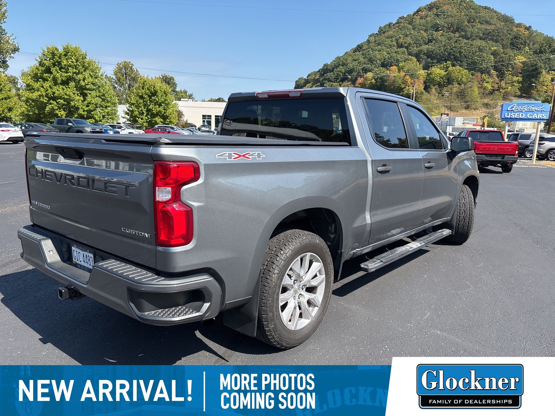 2020 Chevrolet Silverado 1500 Custom photo 2