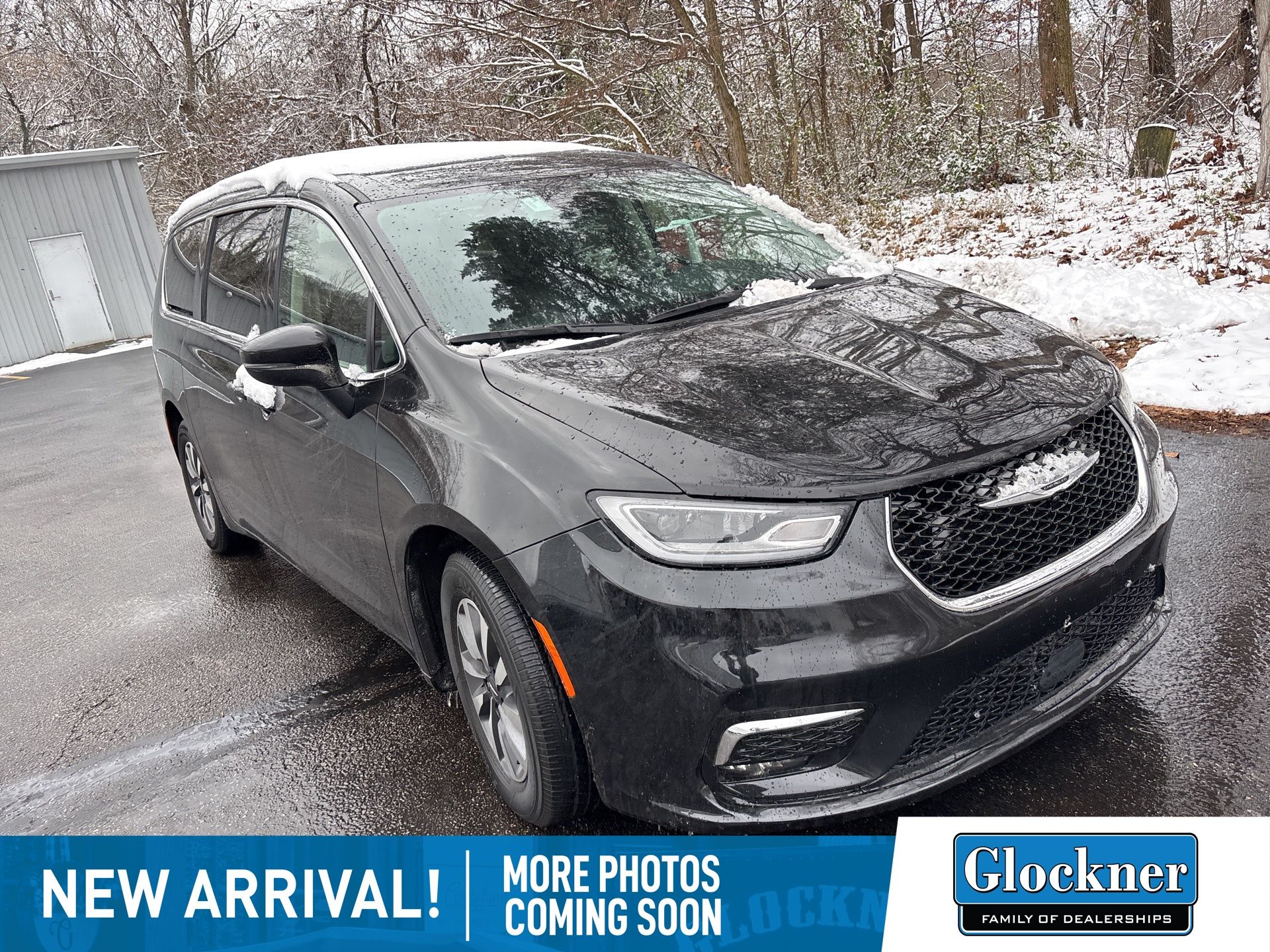 2023 Chrysler Pacifica Hybrid Touring L photo 2