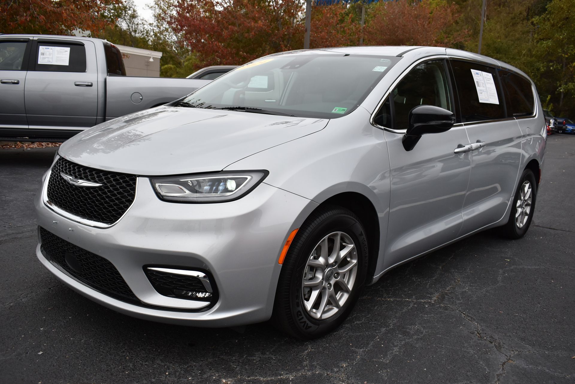 2024 Chrysler Pacifica Touring L's photo