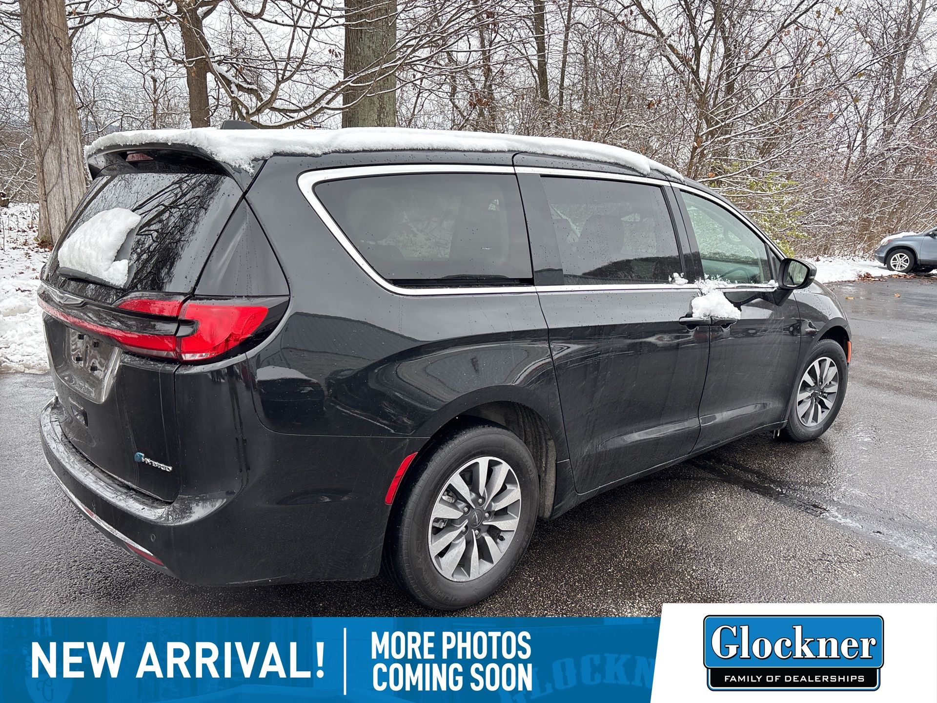 2023 Chrysler Pacifica Hybrid Touring L photo 3