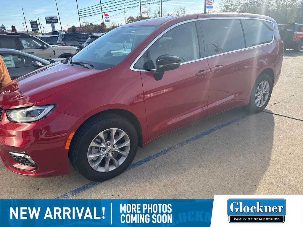 Used 2024 Chrysler Pacifica Touring L Minivan/Van