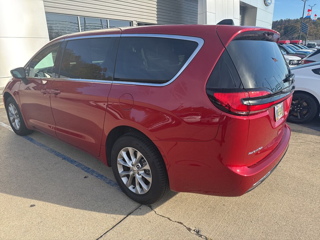 Used 2024 Chrysler Pacifica Touring L Minivan/Van