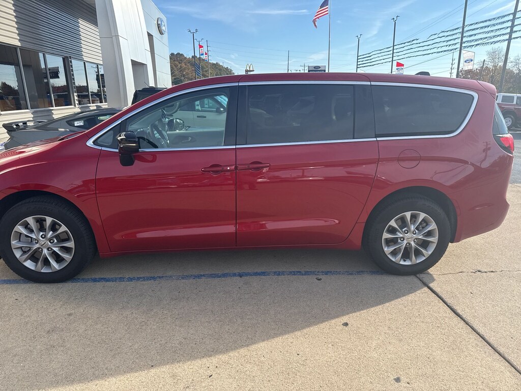 Used 2024 Chrysler Pacifica Touring L Minivan/Van
