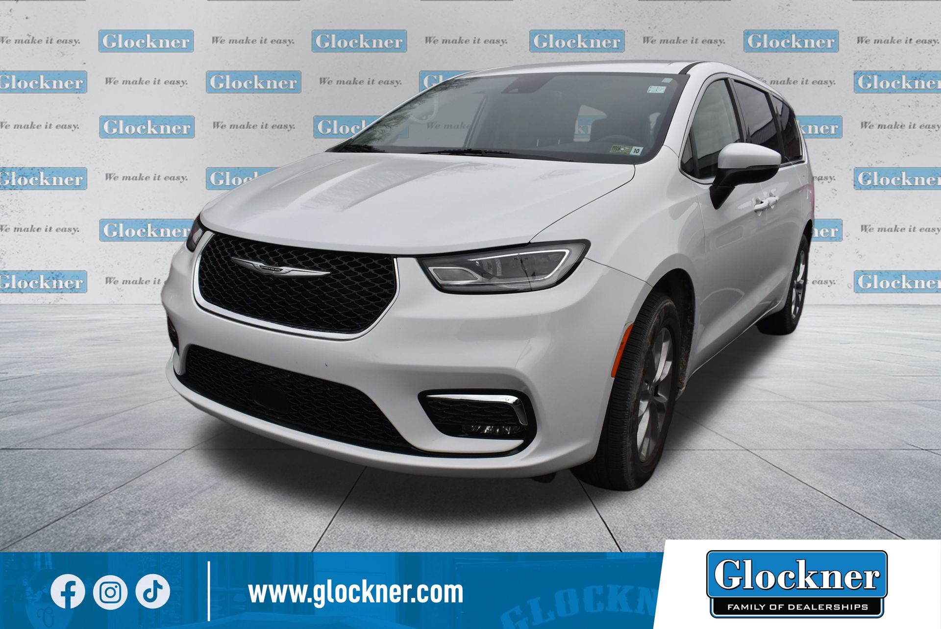 2023 Chrysler Pacifica Touring L's photo