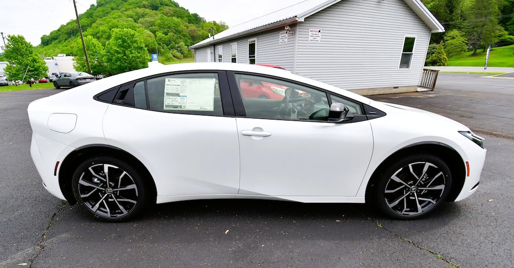 New 2025 Toyota Prius Plug-in Hybrid XSE Hatchback