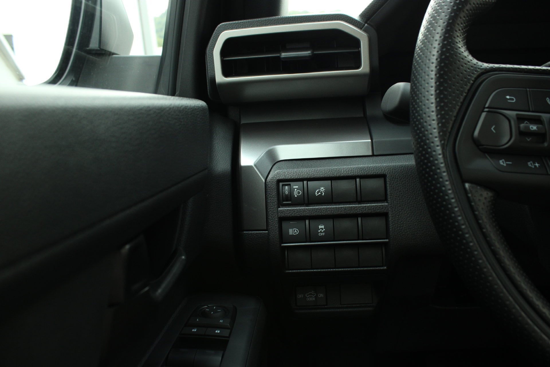 2026 Toyota Tacoma SR5 - Photo 28